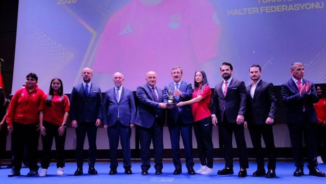 KARATE MİLLÎ TAKIMIMIZA “YILIN SPORCULARI” ÖDÜLÜ